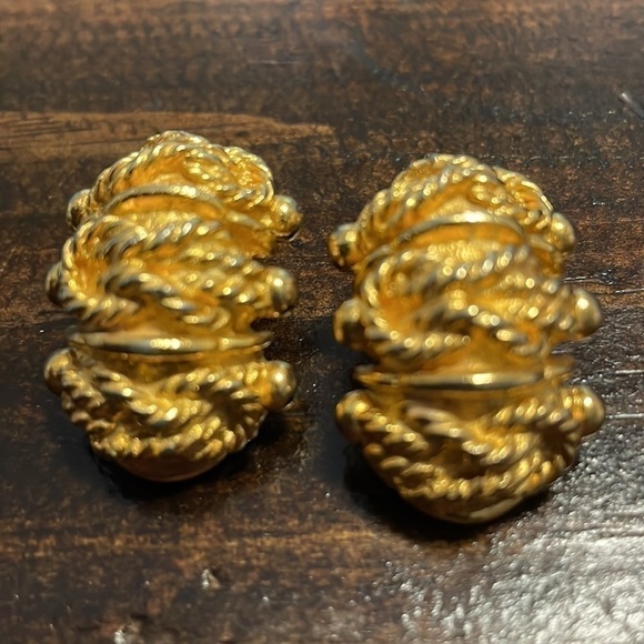𝅺kenneth Lane Square Reef Knot Gold Plated Clip On Earrings - Picture 4 of 4